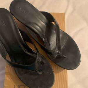 UGG wedge thong sandal. Black and Tan. Size 9.